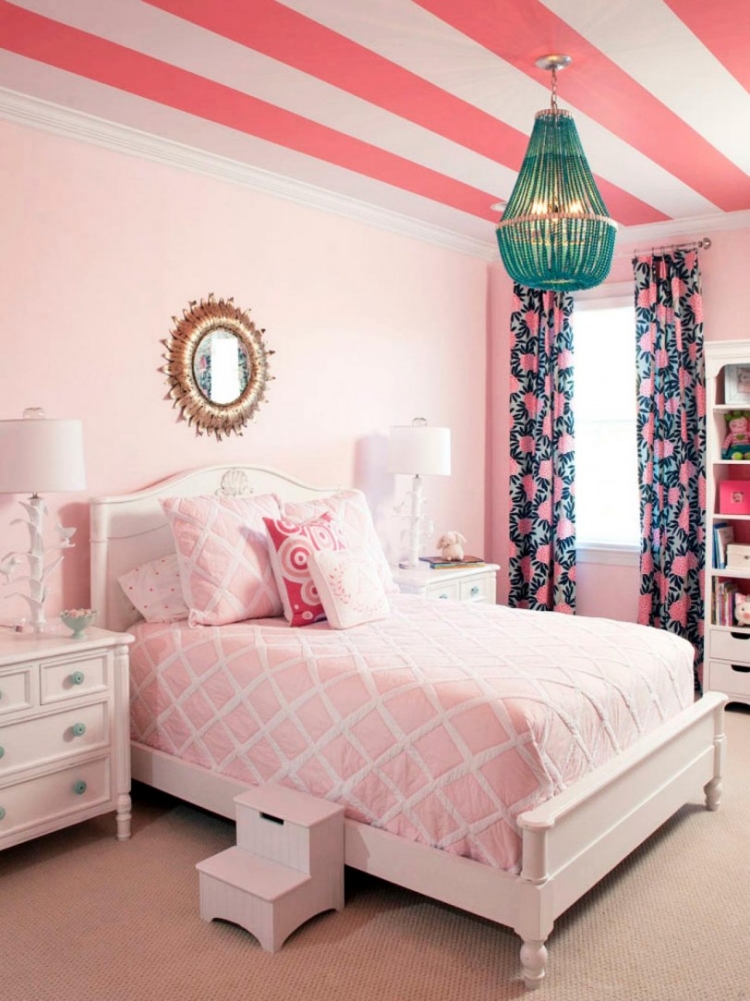 mobilier-chambre-fille-peinture-murale-rose-rideaux-noir-rose-meuble-tiroirs-blanc-lampes-chevet-blanches