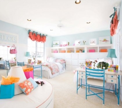 mobilier-chambre-fille-spacieuse-claire-chaises-bleues-rideaux-orange-coussins-muticolores-canapé-rond