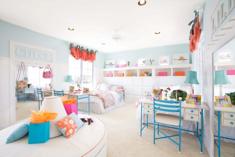 mobilier-chambre-fille-spacieuse-claire-chaises-bleues-rideaux-orange-coussins-muticolores-canapé-rond mobilier chambre fille