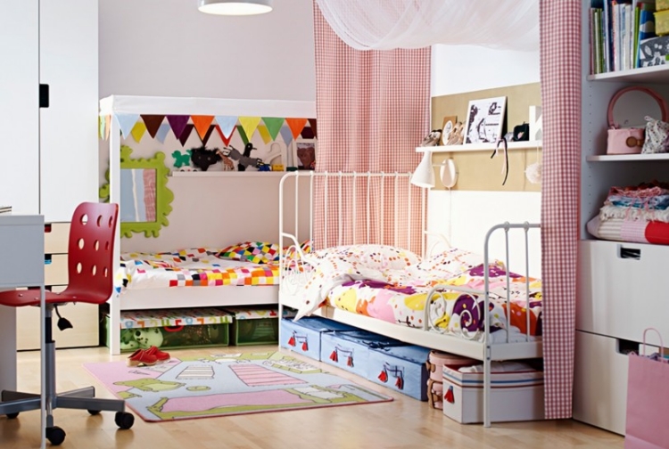 mobilier-chambre-filles-soeurs-boîtes-rangement-literie-motifs-ludiques-meuble-rangement-blanc-tapis mobilier chambre fille