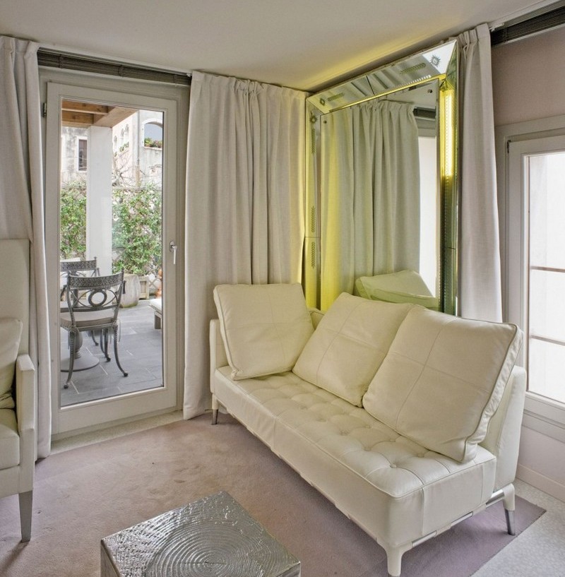 mobilier-design blanc balcon grand miroir lumineux LED