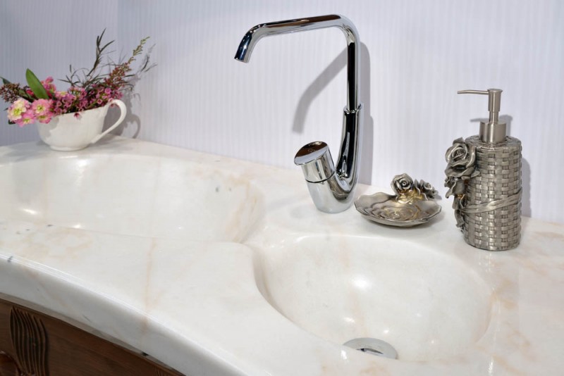 mobilier-salle-bains-design-double-vasque-marbre-blanch-robinetterie-inox