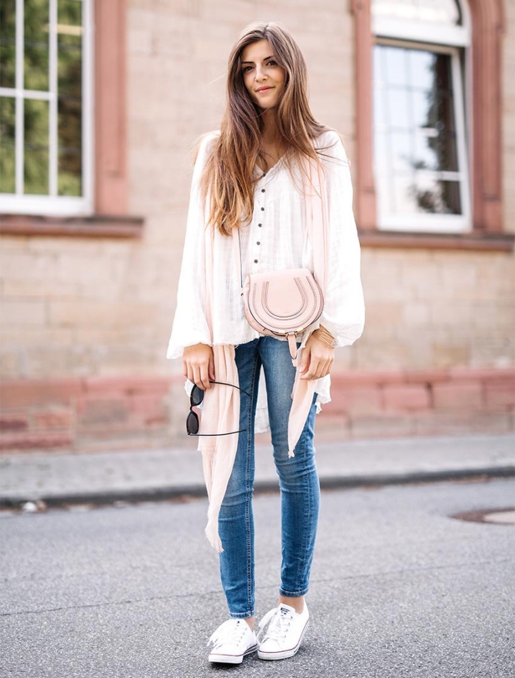 mode-boheme-chic-chemise-fluide-asymétrique-jeans-sneakers-sac-bandoulière-rose-pâle