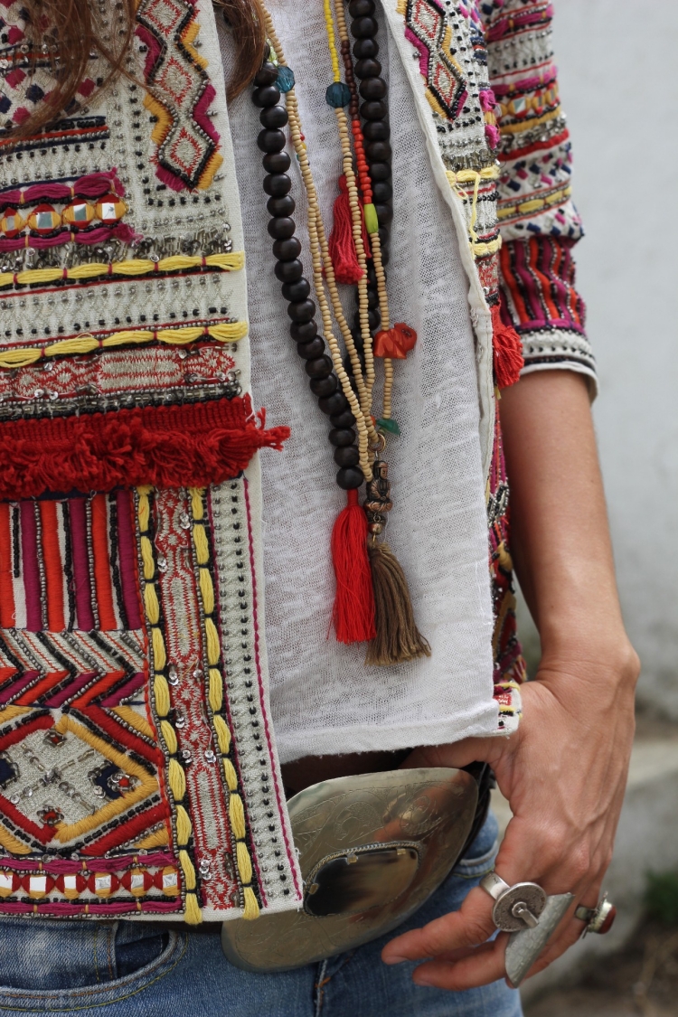 mode-boheme-chic-veste-motifs-ethniques-chaînes-perles-pompons
