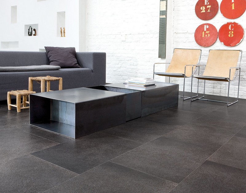 mur-brique-blanche-table-basse-métal-revêtement-sol-liège-Real-Cork-floors