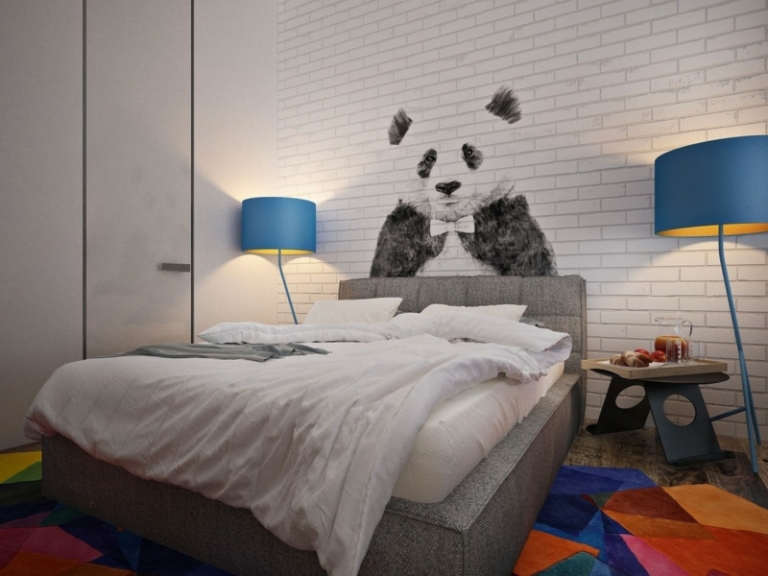 mur-briques-blanches-lit-gris-dessin-panda-lampadaires-bleus-tapis-motifs-géométriques