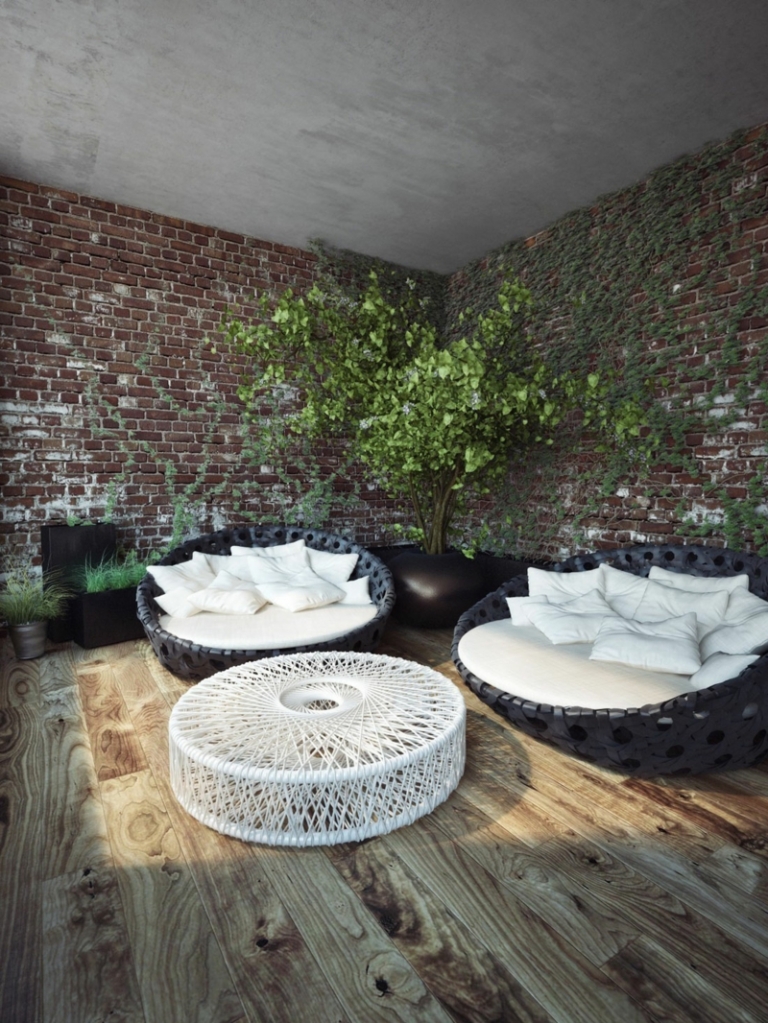 mur-briques-terrasse-lits-jour-table-basse-blanche-bois-stratifié-jeune-arbre mur de briques