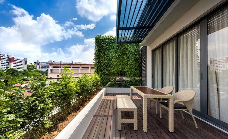 mur-vegetal-exterieur-balcon-revetement-sol-bois-composite-meubles-extérieurs-rotin mur végétal extérieur