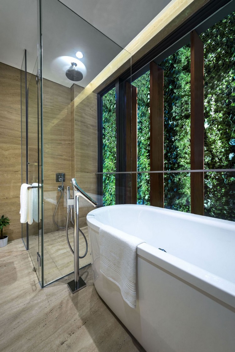 mur-vegetal-exterieur-salle-bains-baignoire-cabine-douche-revetement-sol-aspect-bois 