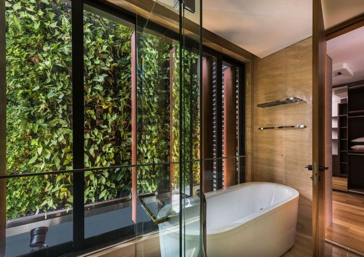 mur-vegetal-exterieur-salle-bains-baignoire-îlot-blanche-carrelage-mural-sol-travertin mur végétal extérieur