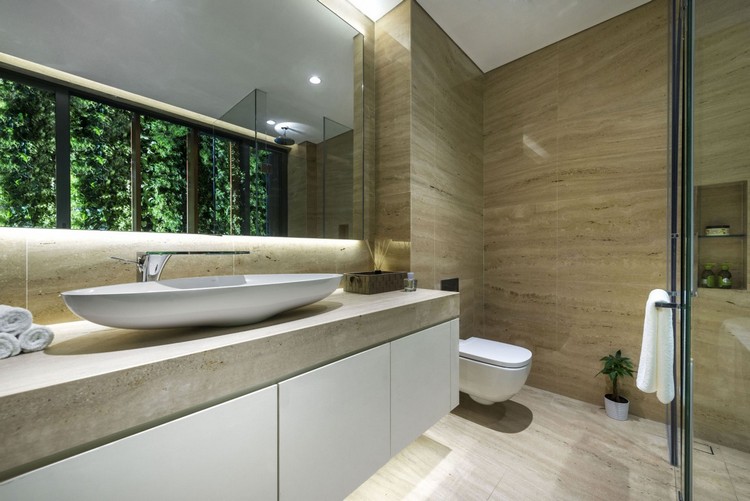 mur-vegetal-exterieur-salle-bains-carrelage-aspect-travertin-meuble-vasque-blanc mur végétal extérieur