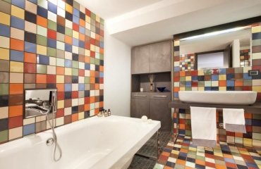 peinture-carrelage-salle-bain-carreaux-multicolores-sanitaire-blanc