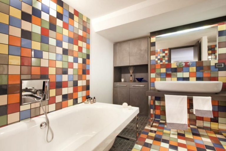 peinture-carrelage-salle-bain-carreaux-multicolores-sanitaire-blanc peinture carrelage salle de bain