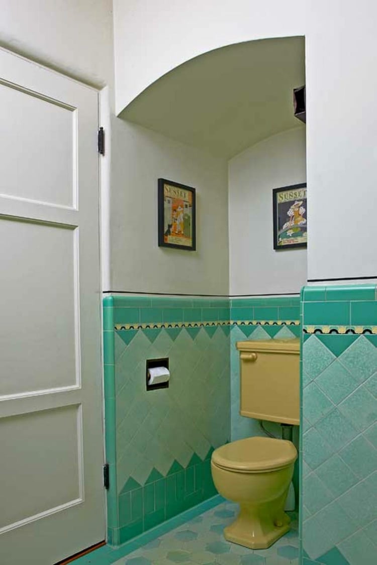 peinture-carrelage-salle-bain-nuances-vert-turquoise-frise-jaune peinture carrelage salle de bain