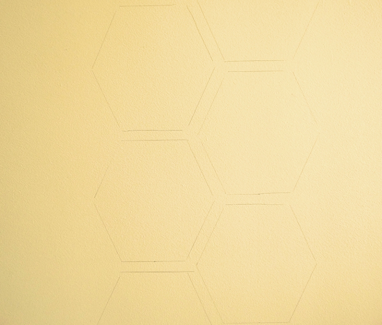 peinture intérieur artistique pochoir hexagon marqué crayon