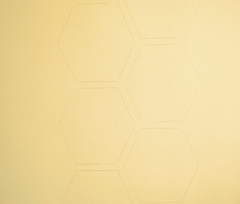 peinture intérieur artistique pochoir hexagon marqué crayon