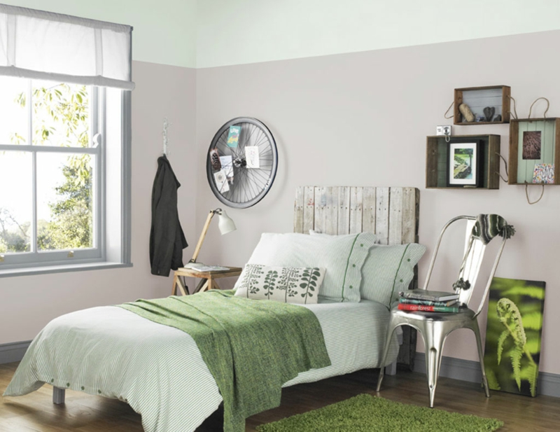 peinture-murale--blanc-tapis-tete-lit-chaise-etageres-rangeement