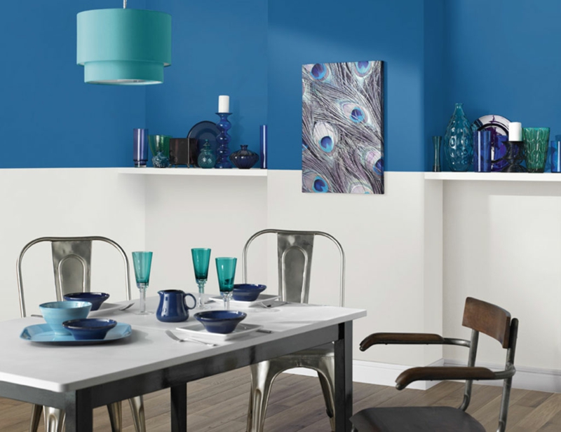 peinture-murale--bleu-tableau-blanc-table-manger-chaises