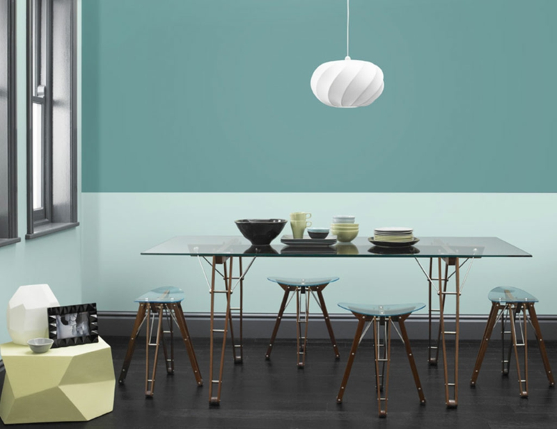 peinture-murale-vert-menth-table-manger-verre-suspension-blanche