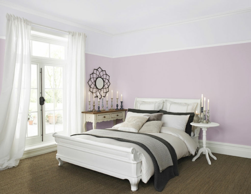 peinture-murale--violet-blanc-grand-lit-table-basse-blanche-chambre-coucher