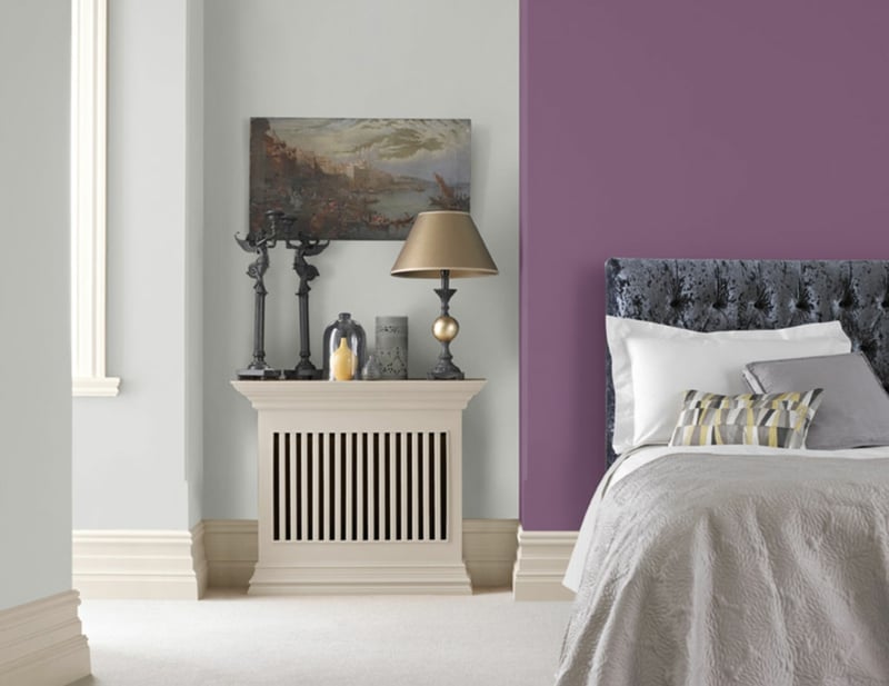 peinture-murale--violet-grise-chambre-coucher-coussins