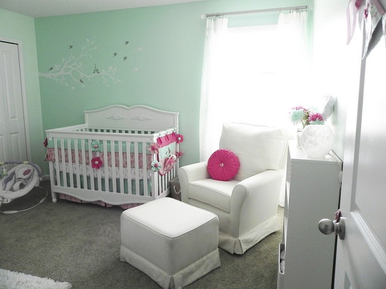 peinture-verte-chambre-bébé-peinture-murale-vert-menthe-lit-bébé-fauteuil-blancs