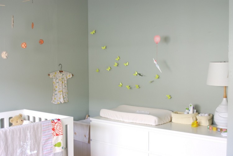 peinture-verte-chambre-bébé-peinture-murale-vert-sauge-déco-papillons-jaunes-papier peinture verte