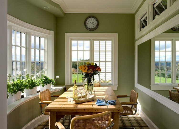 peinture-verte-jardin-hiver-peinture-murale-vert-olive-table-chaises-bois-clair