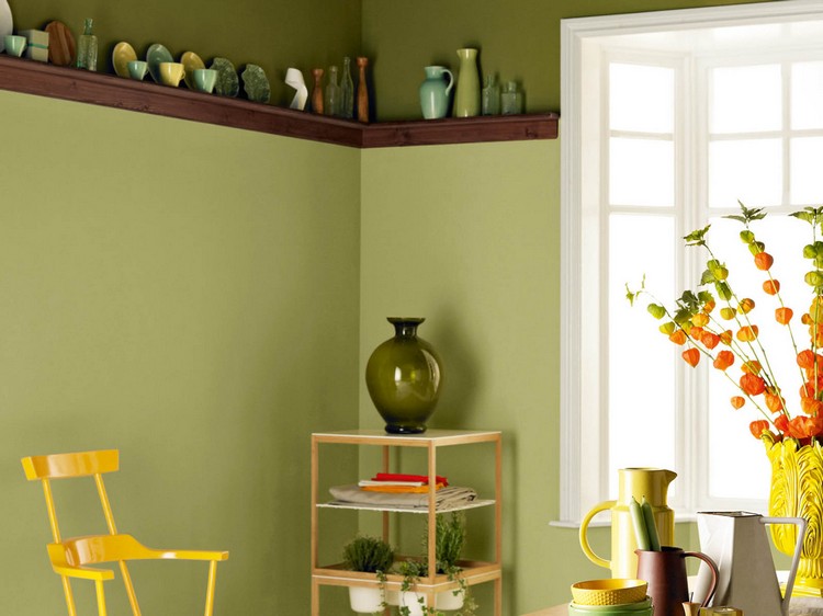 peinture-verte-murs-vert-olive-chaise-vase-jaune-tasses-nuances-vert-jaune peinture verte
