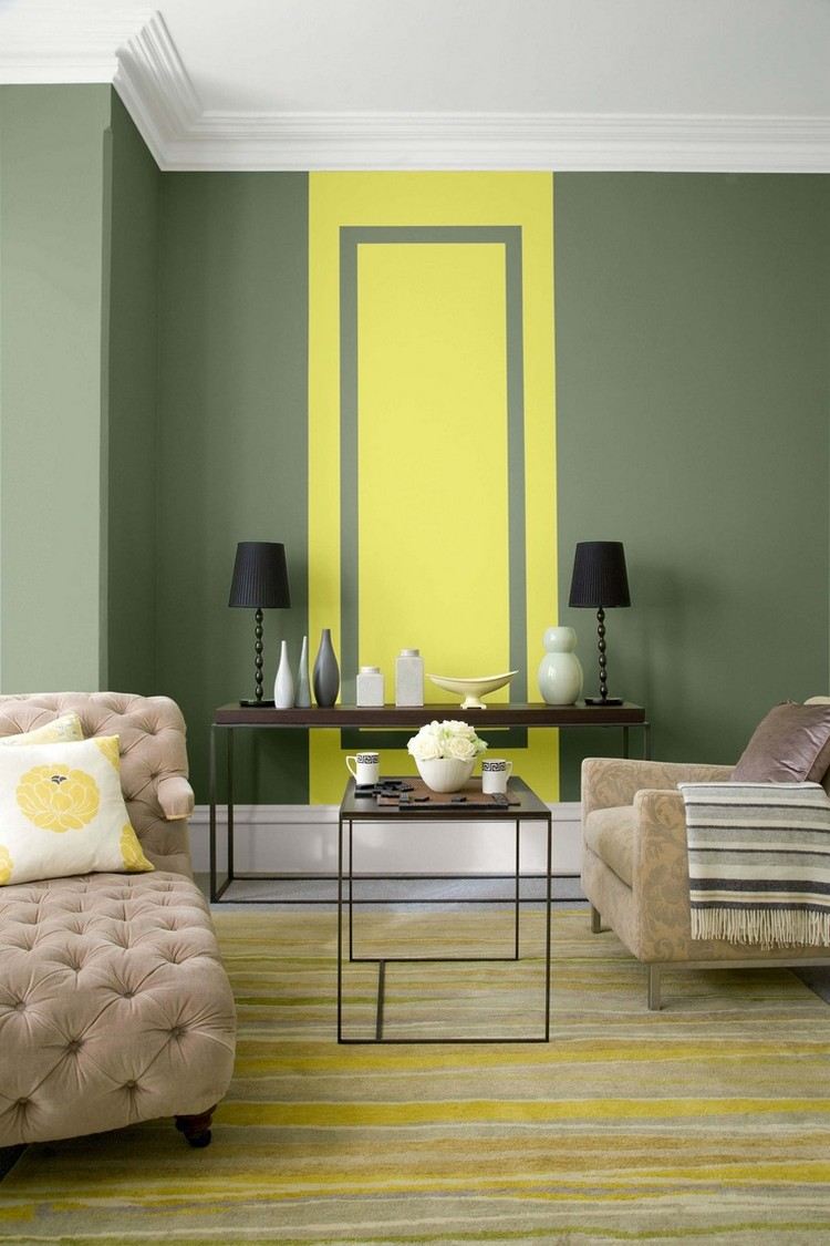 peinture-verte-salon-peinture-murale-vert-olive-accent-jaune-canapé-fauteuil-beige peinture verte