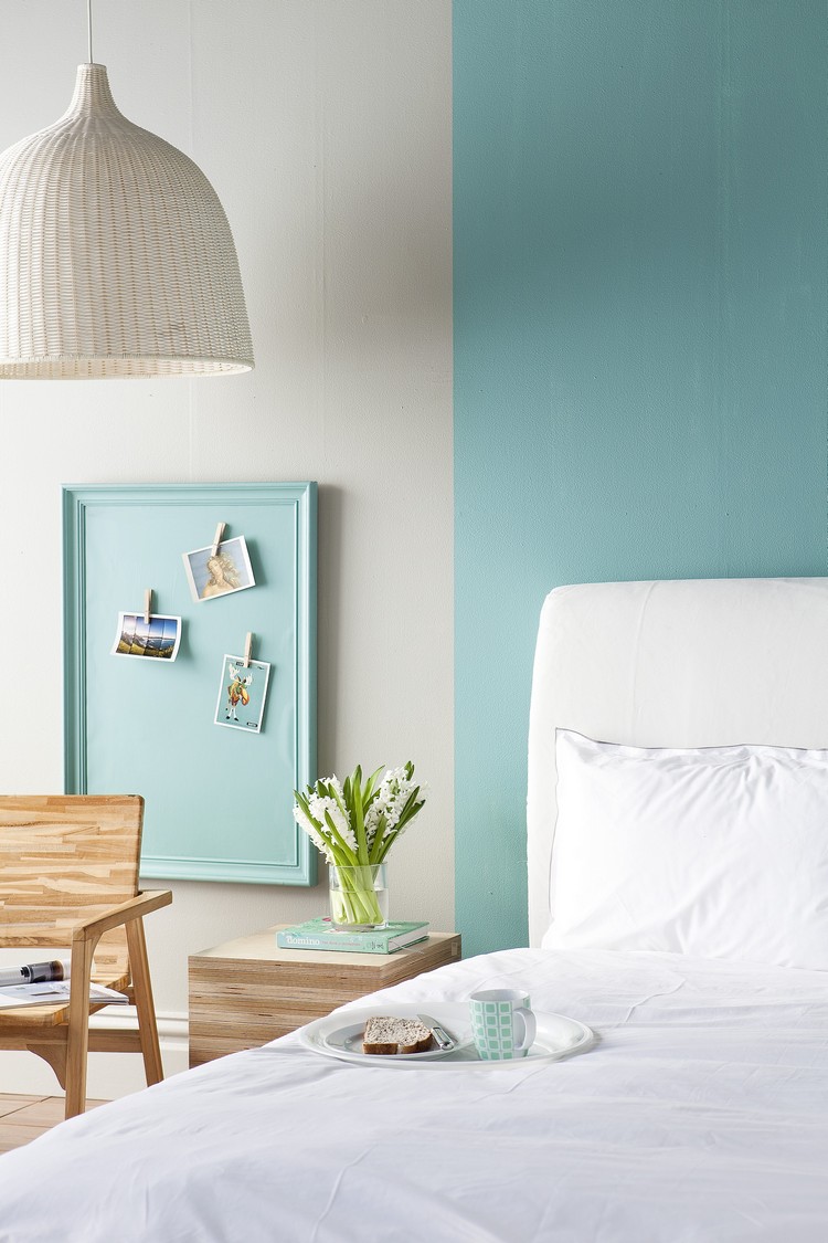 peinture-verte-vert-menthe-chambre-coucher-mobilier-bois-clair peinture verte
