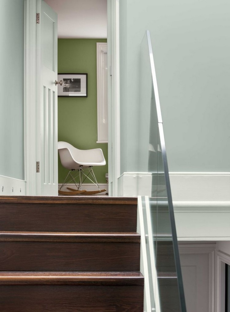 peinture-verte-vert-sauge-chaise-eames-blanche-escalier-droit-bois