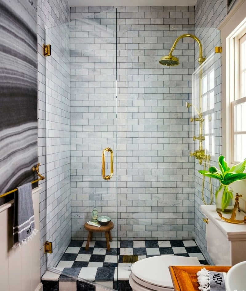 petite salle de bains WC style vintage-sol-damier-robinetterie-laiton