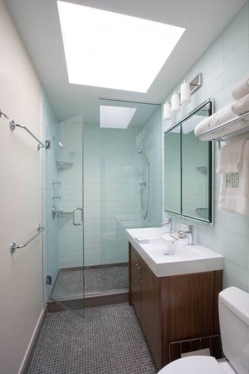 petite salle de bains avec WC-cabine-douche-mosaique-sol