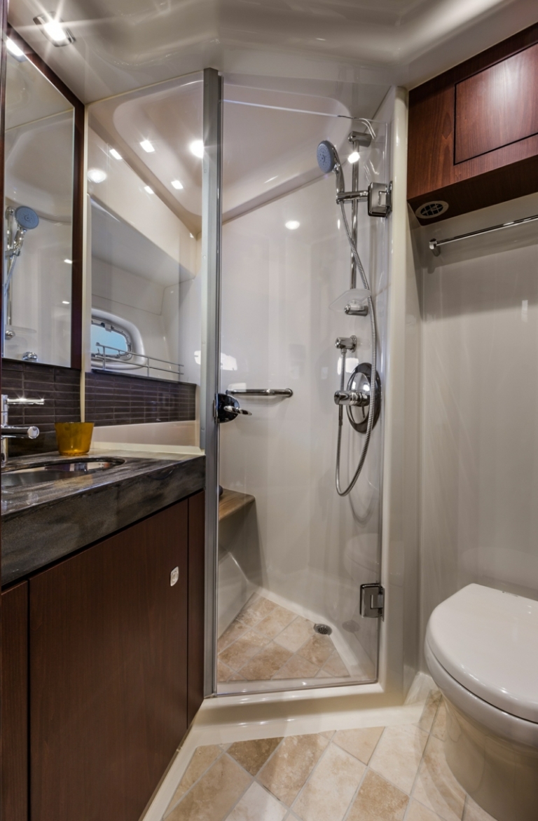petite-salle-de-bains-douche-toilettes-sous-lavabo-eclairage-interieur