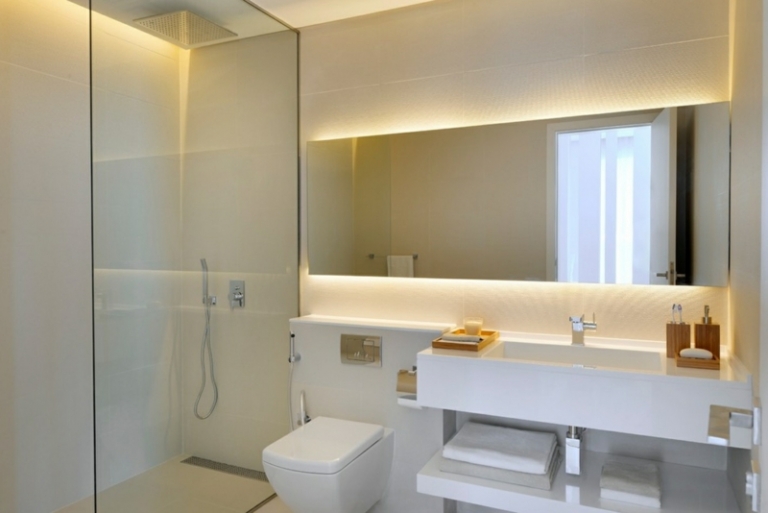 petite-salle-de-bains-eclairage-interieur-toilettes-sous-lavabo-rangement