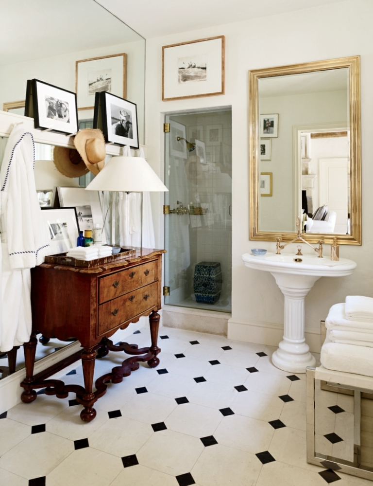 petite-salle-de-bains-lavabo-sol-blanc-noir-miroir-rectangulaire