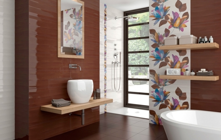 petite-salle-de-bains-plan-vasque-baignoire-motif-floral-etageres-rangement
