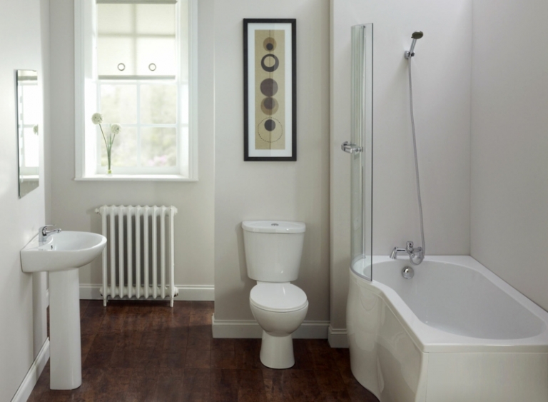 petite-salle-de-bains-plancher-baignoire-toilettes-peinture-blanche-lavabo
