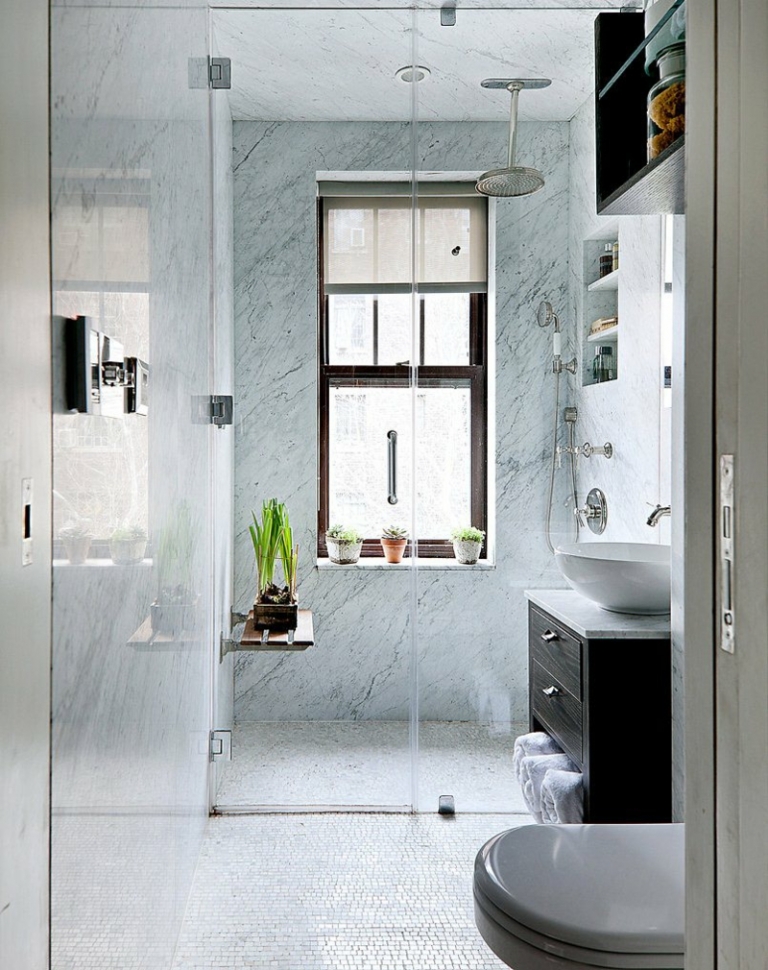petite-salle-de-bains-revetement--mural-marbre-toilettes-vasque-rond-blanche