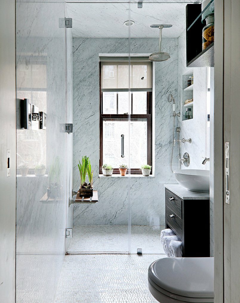 petite-salle-de-bains-revetement--mural-marbre-toilettes-vasque-rond-blanche