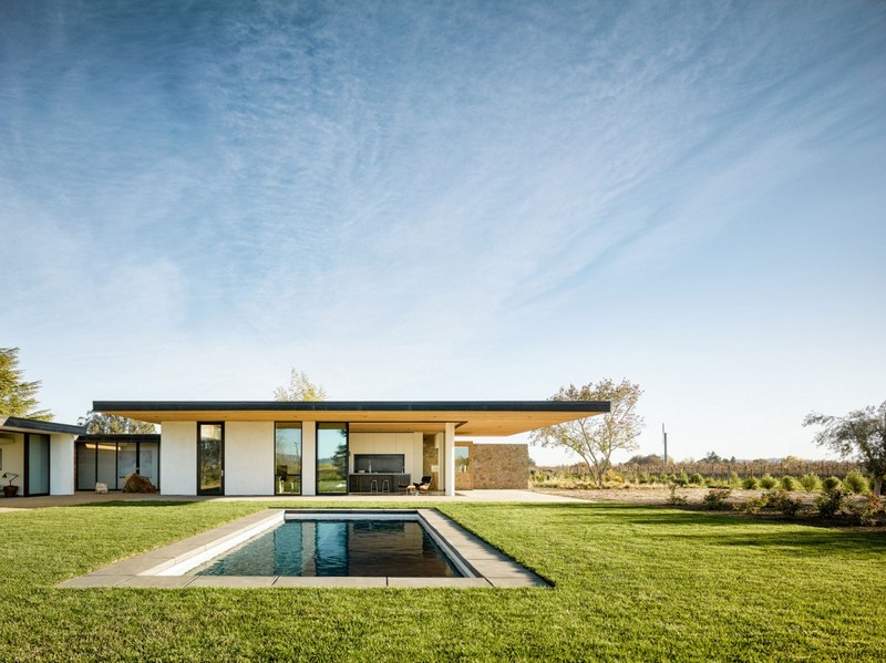 pierre-bois-maison-moderne-californienne-piscine-encastrée-pelouse-terrasse-toit-terrasse pierre et bois