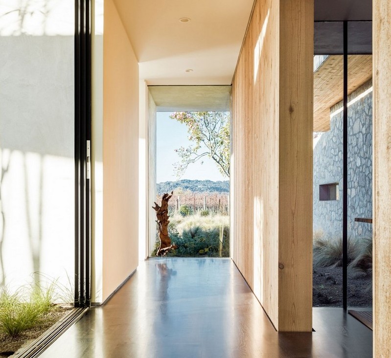 pierre-bois-maison-moderne-intérieur-porte-coulissante-verre-bois-vue-jardin-montagnes