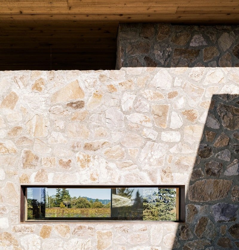 pierre-bois-maison-moderne-mur-pierre-naturelle-fenêtres-encastrée