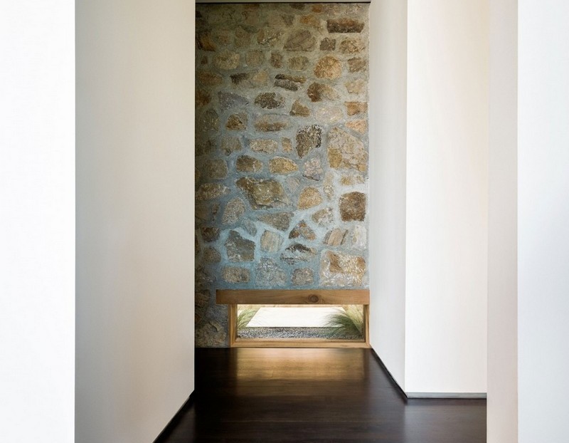 pierre-bois-maison-moderne-paruet-stratifié-mur-pierre-naturelle-petite-fenetre-basse