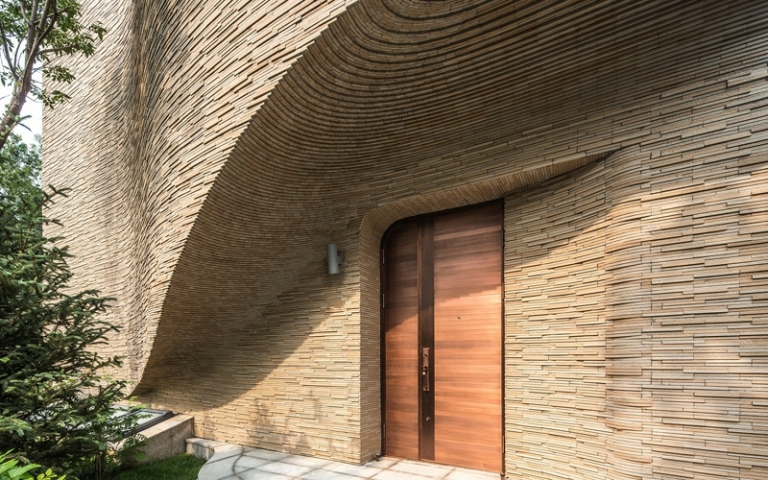 pierre de parement extérieur façade auvent porte entrée bois