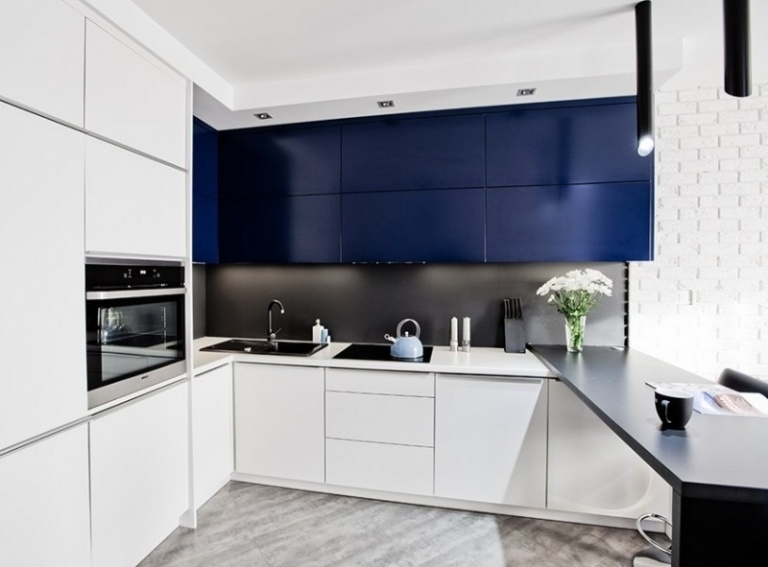 plan-travail cuisine blanc assorti armoires accents bleu nuit