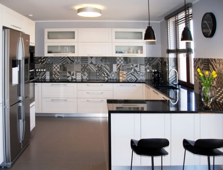 plan-travail-cuisine quartz noir brillant crédence carreaux ciment patchwork