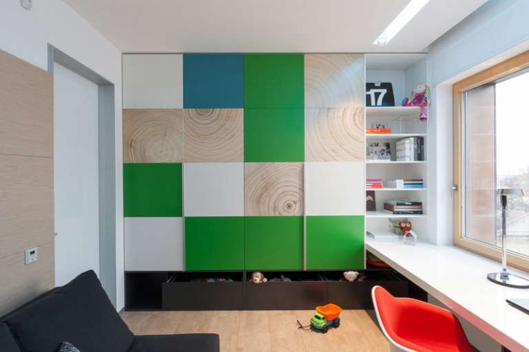 plancher-bois-meuble-mural-rangement-porte-coulissante-vert-blanc-bois-tiroirs