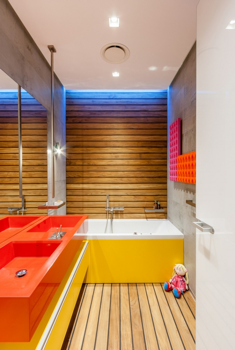 plancher-bois-salle-bains-panneau-mural-bois-sanitaire-jaune-orange plancher en bois